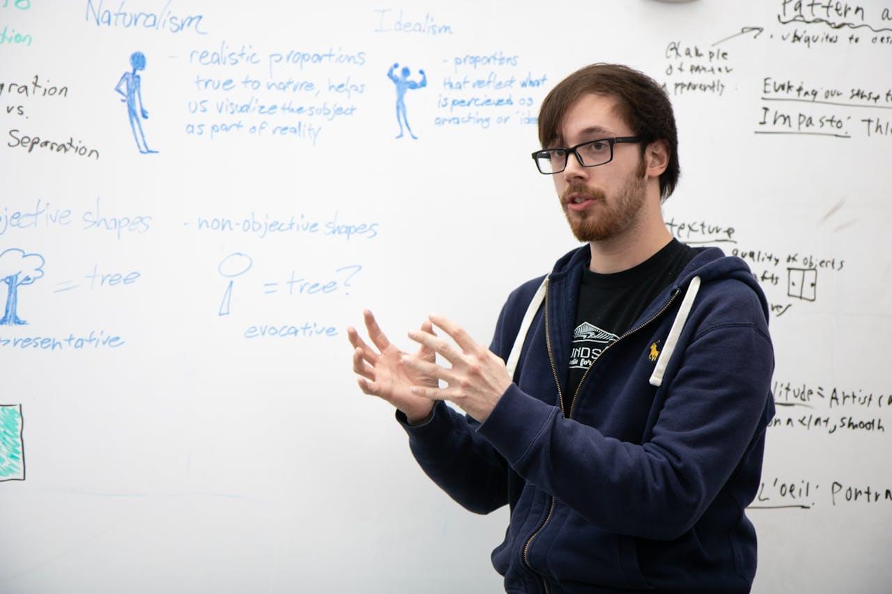 Руки человека жестикулируют во время объяснения